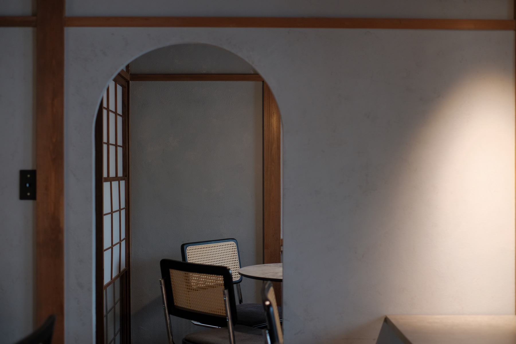 ESORA COFFEEのアーチがある店内